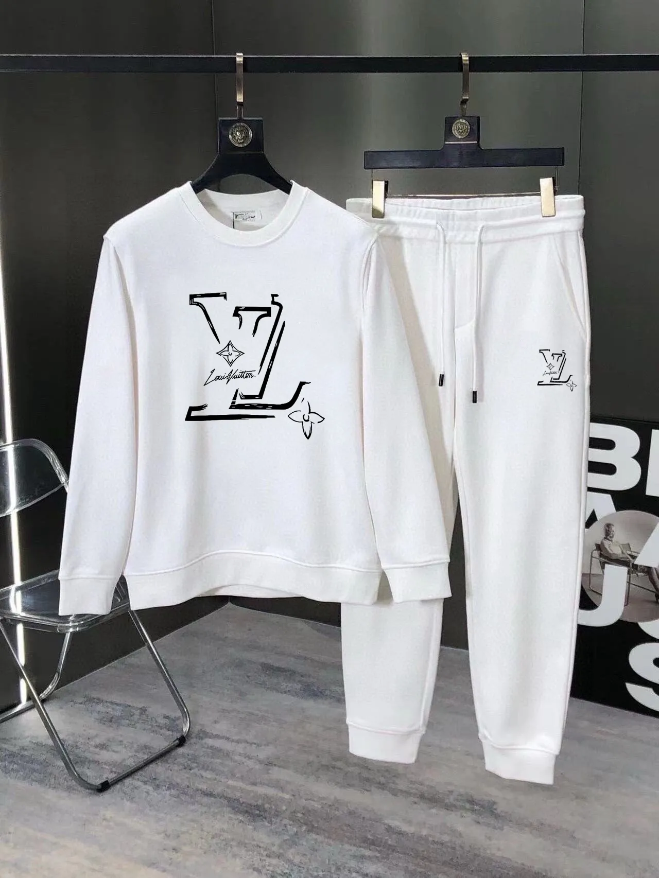 🅿️380 direct batch [LV Louis Vuitton] (Fat Man Gospel) hot-selling suit is coming. Focus on the original version of the official website. 2025 new hot-selling sweatshirt suit. The original order is the best. 🇭🇰The meticulous work of top designers. Just for a fitting and perfect upper body effect. 100% natural high-quality Roman cotton, close-fitting comfort, noble and elegant! Original hardware embodies elegance and nobility! Counter size: M-5XL (maximum wear up to 220 pounds)